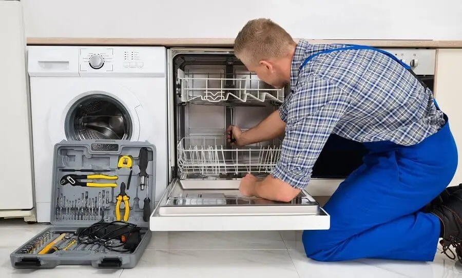 Kaynarca Electrolux servisi teknisyen ekibi beyaz eşya tamiri yaparken